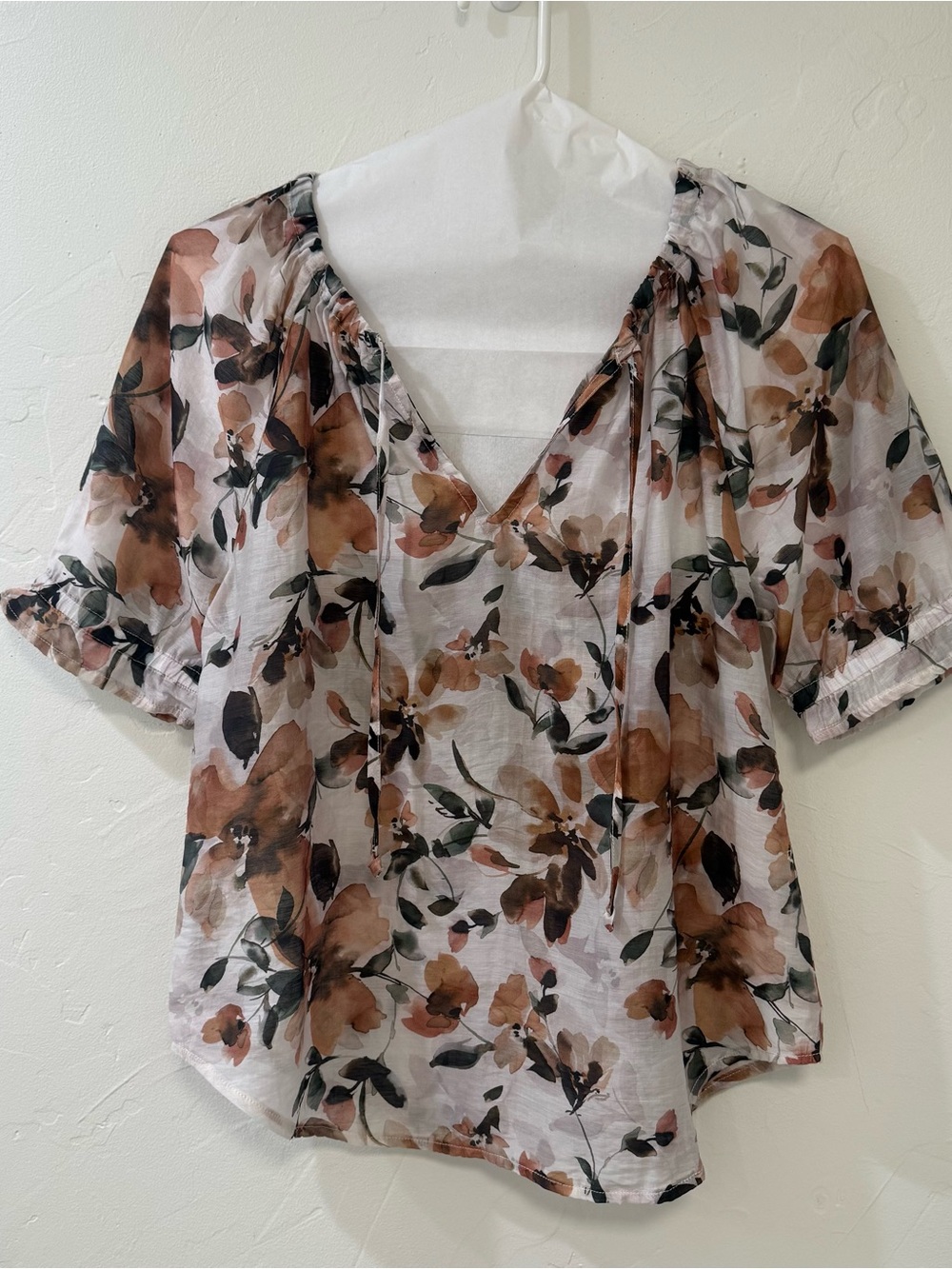 Cloth and Stone Sz S Floral Deep V Print Top. Cream, Browns, and Dark accents.